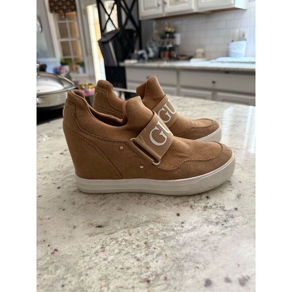 Guess Cosmos Tan Faux Suede Wedge Sneaker sz 7 EUC - Picture 1 of 7